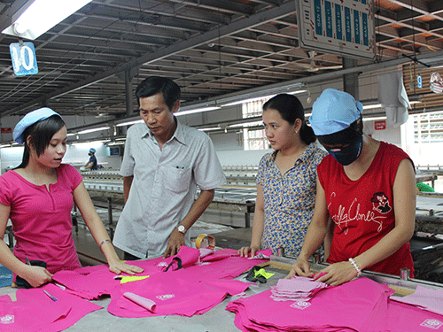 Gần gũi v&agrave; c&ugrave;ng chia ngọt sẻ b&ugrave;i với c&ocirc;ng nh&acirc;n, anh Trần Minh H&ugrave;ng, Chủ tịch C&ocirc;ng đo&agrave;n C&ocirc;ng ty  T&acirc;n H&ugrave;ng Ngọc, được tập thể tin cậy