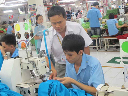 Anh Trần Văn Dương hướng dẫn kỹ thuật cho c&ocirc;ng nh&acirc;n tại xưởng may