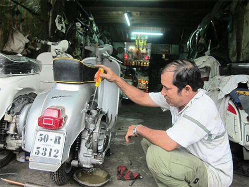 “Phù thủy” độ Vespa cổ