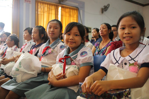 Những đứa trẻ gi&agrave;u nghị lực trong lễ trao học bổng Nguyễn Đức Cảnh của LĐLĐ TP HCM s&aacute;ng 30-7