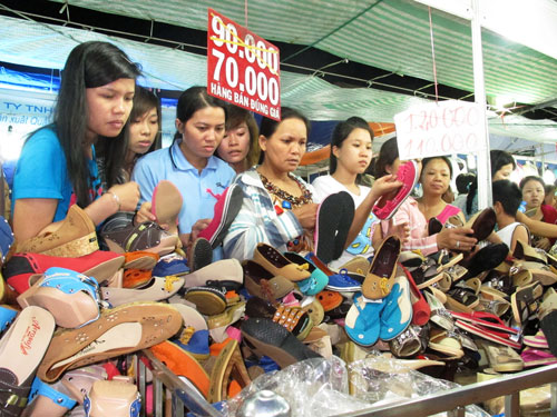 Thu nhập thấp khiến c&ocirc;ng nh&acirc;n kh&ocirc;ng c&oacute; nhiều sự lựa chọn cho việc chi ti&ecirc;u Ảnh: HỒNG NHUNG