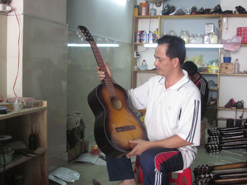 Kỳ công đóng đàn