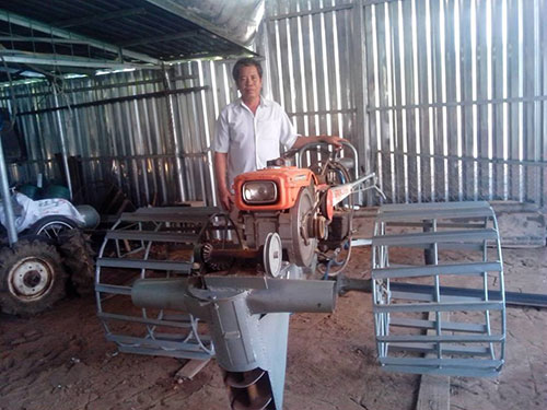 &Ocirc;ng Cao Văn T&aacute;m b&ecirc;n một chiếc m&aacute;y v&eacute;t b&ugrave;n đang được ho&agrave;n thiện