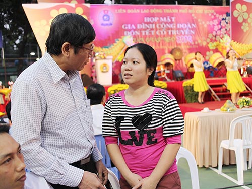 &Ocirc;ng Trần Thanh Hải, Ph&oacute; Chủ tịch Thường trực Tổng LĐLĐ Việt Nam, thăm hỏi đại diện một gia đ&igrave;nh c&ocirc;ng nh&acirc;n tại buổi họp mặt Ảnh: HỒNG Đ&Agrave;O