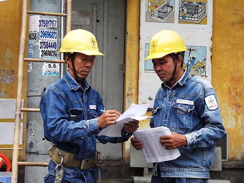 &Ocirc;ng Trương Th&aacute;i Sơn (tr&aacute;i) v&agrave; đồng nghiệp kiểm tra đường d&acirc;y