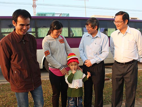 Ông Trần Thanh Hải, Phó Chủ tịch Thường trực Tổng LĐLĐ Việt Nam (thứ hai từ phải qua), thăm hỏi công nhân trước giờ xe lăn bánh Ảnh: THANH NGA