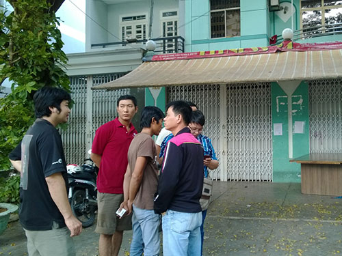 Ai trả lương công nhân?
