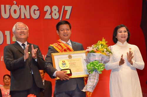 Lãnh đạo Thành ủy và UBND TP HCM trao tặng Giải thưởng 28-7
cho ông Trần Duy Biên, Chủ tịch Công đoàn Công ty Dae Yun Việt Nam
Ảnh: TẤN THẠNH