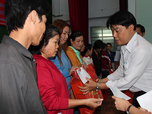 Gian khó tỏ lòng nhau
