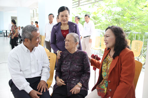 Ông Đặng Ngọc Tùng, Chủ tịch Tổng LĐLĐ Việt Nam, thăm hỏi cán bộ Công đoàn các thời kỳ