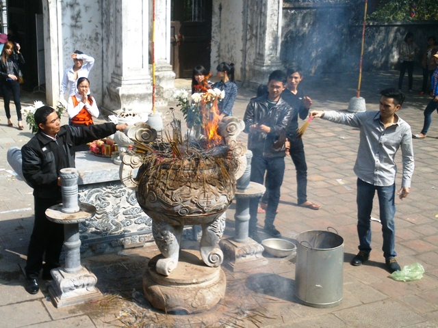 Hương được du kh&aacute;ch mang v&agrave;o đền đốt, thắp tr&agrave;n lan d&ugrave; đ&atilde; bị cấm đem v&agrave;o đền.