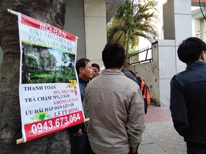 Vì các cháu cứ quay mặt bước đi