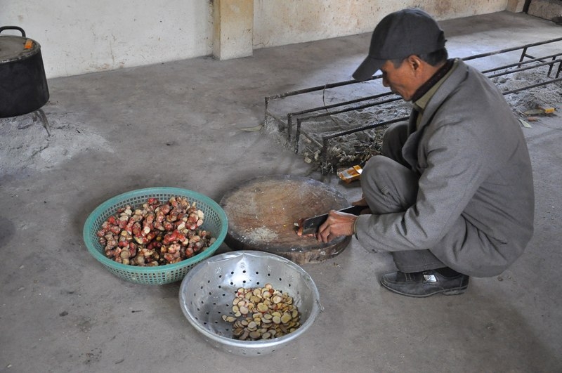 Gia vị kh&ocirc;ng thể thiếu của m&oacute;n c&aacute; kho n&agrave;y l&agrave; riềng.