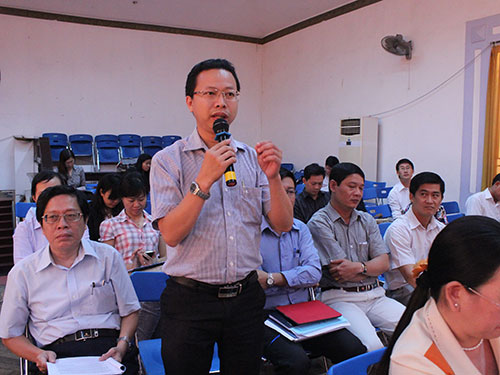 Đại biểu trao đổi &yacute; kiến tại buổi tọa đ&agrave;m