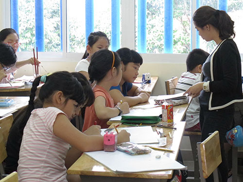 Các em thiếu nhi học vẽ tại Nhà Thiếu nhi quận 10, TP HCM