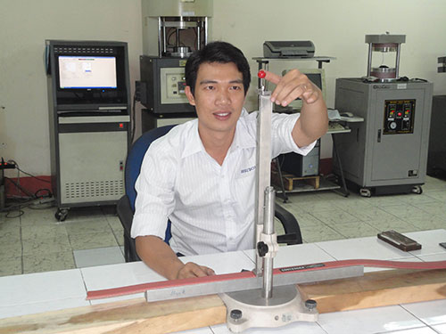 Anh Nguyễn Vũ Nh&acirc;n nghi&ecirc;n cứu chế tạo c&aacute;c sản phẩm cao su