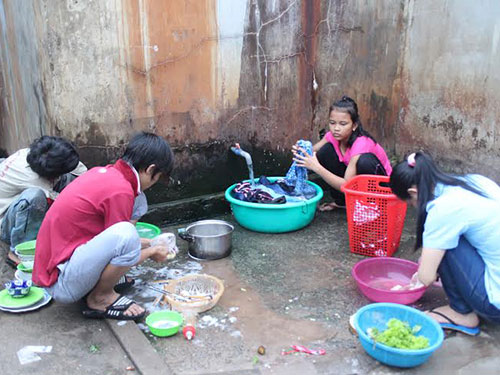 C&ocirc;ng nh&acirc;n nhập cư tại TP HCM sống rất chật vật Ảnh: HỒNG Đ&Agrave;O