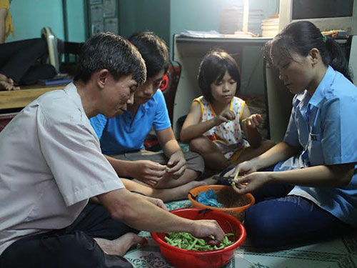 C&acirc;n đối chi ti&ecirc;u l&agrave; b&agrave;i to&aacute;n kh&oacute; đối với nhiều gia đ&igrave;nh c&ocirc;ng nh&acirc;n Ảnh: HỒNG Đ&Agrave;O