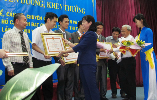 Cổ vũ hoạt động thi tay nghề
