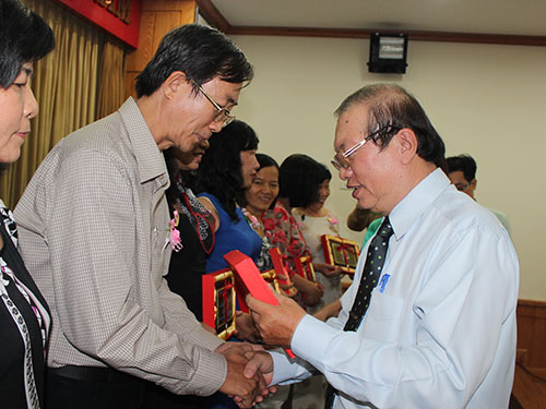 Tri ân cán bộ, giáo viên nghỉ hưu