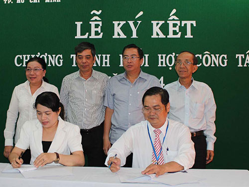B&agrave; Nguyễn Trần Phượng Tr&acirc;n, Ph&oacute; Chủ tịch LĐLĐ TP v&agrave; đại diện C&ocirc;ng đo&agrave;n 
Tổng C&ocirc;ng ty Điện lực TP k&yacute; kết chương tr&igrave;nh phối hợp