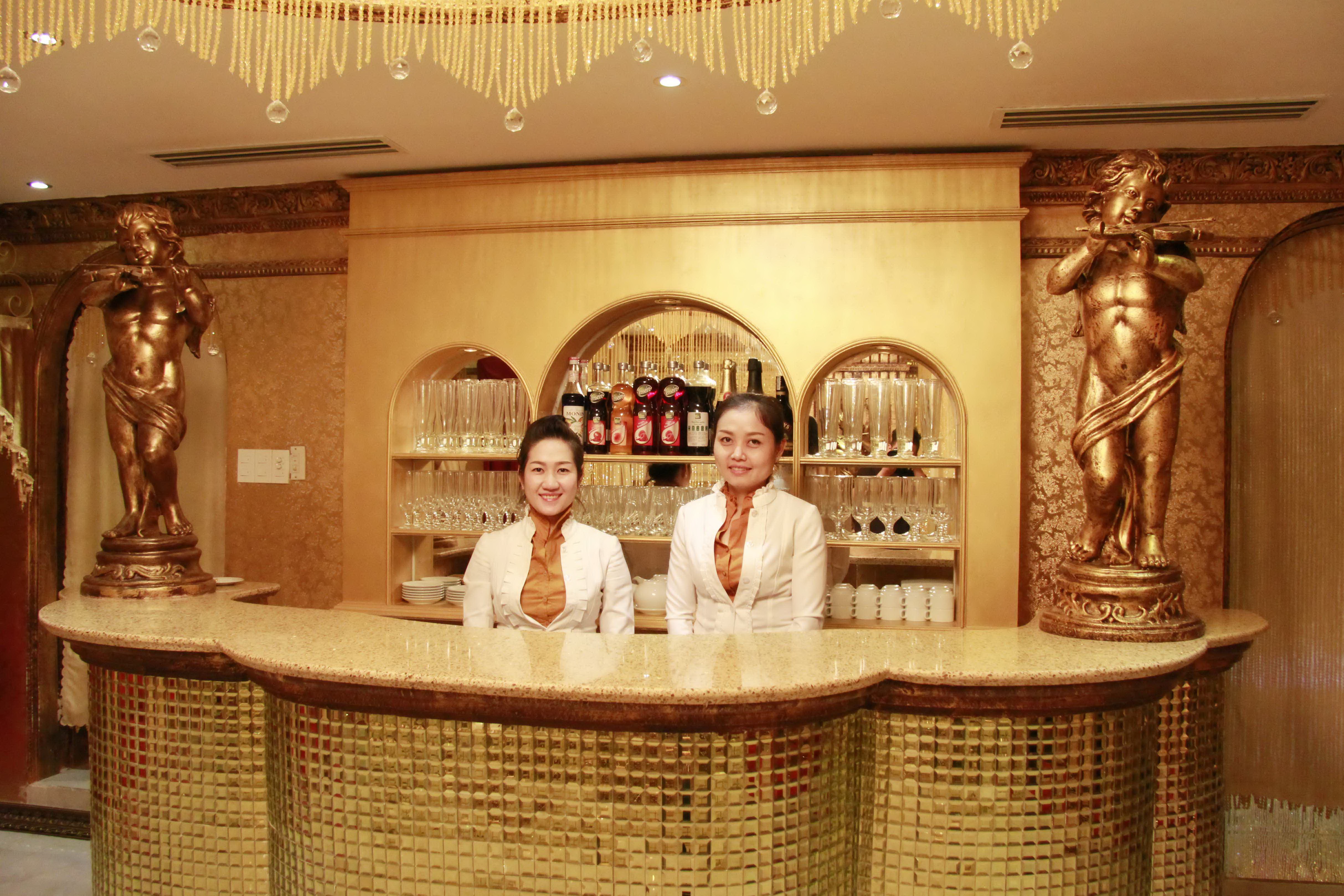 Quầy pha chế cũng được d&aacute;t v&agrave;ng rất ấn tượng