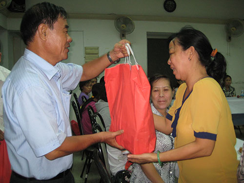 &Ocirc;ng Nguyễn Th&agrave;nh Hy, Ph&oacute; Ban Ch&iacute;nh s&aacute;ch Ph&aacute;p luật LĐLĐ TP, tặng qu&agrave; cho c&ocirc;ng nh&acirc;n kh&oacute; khăn ở quận 1