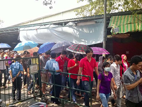 Gần 1.000 công nhân ngừng việc do cách tính lương mới
