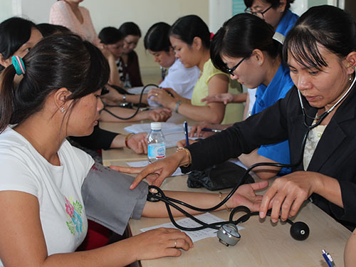 Khám bệnh, phát thuốc miễn phí cho nữ công nhân