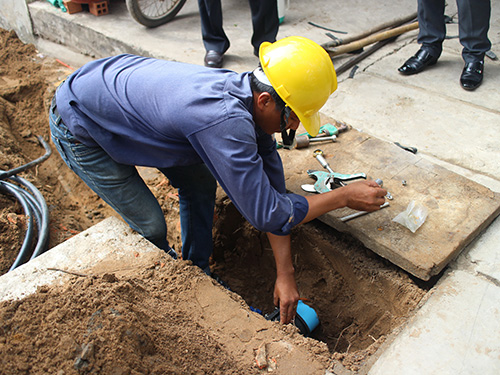 Gắn đồng hồ nước cho dân nghèo