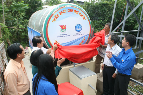 SAWACO tặng bồn nước sạch cho dân nghèo