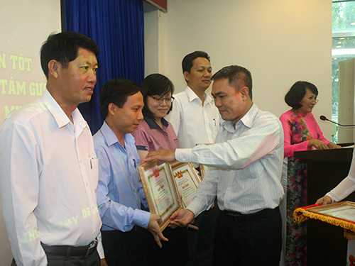 Cán bộ, đảng viên gương mẫu đi đầu
