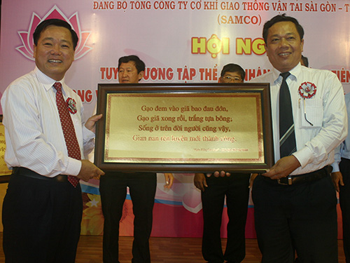 Ông Nguyễn Hồng Anh, Phó Bí thư Đảng ủy SAMCO (bìa trái), tặng quà lưu niệm cho các
tập thể điển hình