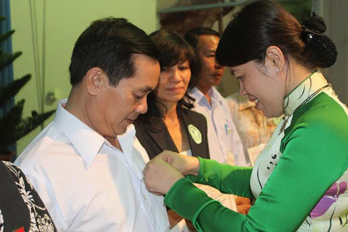 Bà Nguyễn Trần Phượng Trân, Phó Chủ tịch LĐLĐ TP HCM, trao kỷ niệm chương “Vì sự nghiệp xảy dựng tổ chức CĐ” cho cán bộ, CNVC-LĐ quận 9 Ảnh: LÊ THÚY