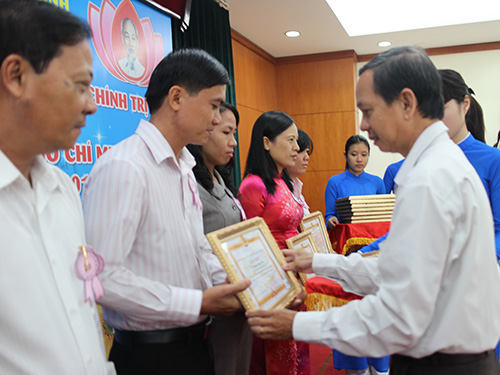 Tuyên dương điển hình học tập Bác