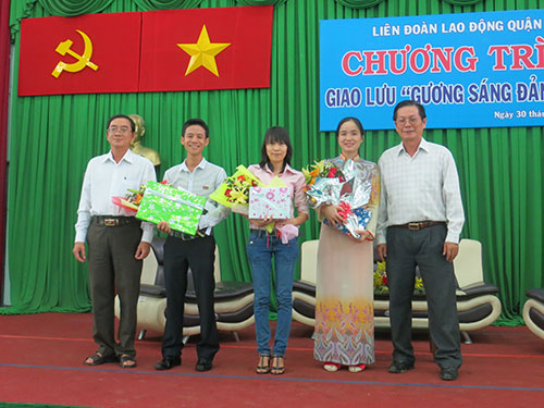L&atilde;nh đạo Quận ủy v&agrave; LĐLĐ quận 12, TP HCM tặng hoa cho c&aacute;c gương điển h&igrave;nh
