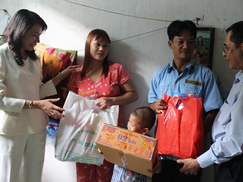 Tặng quà cho công nhân khó khăn tại huyện Nhà Bè Ảnh: HỒNG ĐÀO
