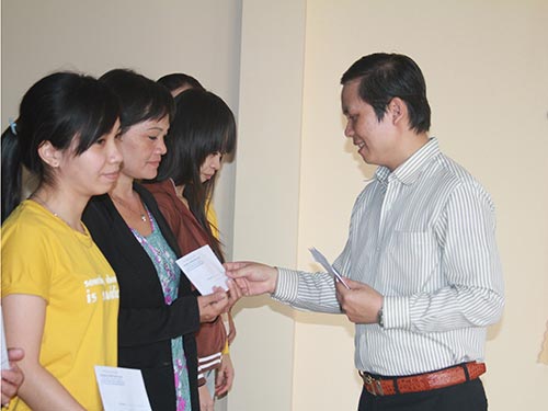 Tặng quà cho công nhân bị giảm việc làm