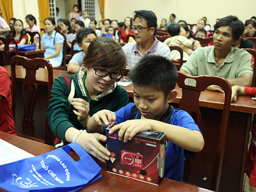 Thêm 563 radio tặng công nhân