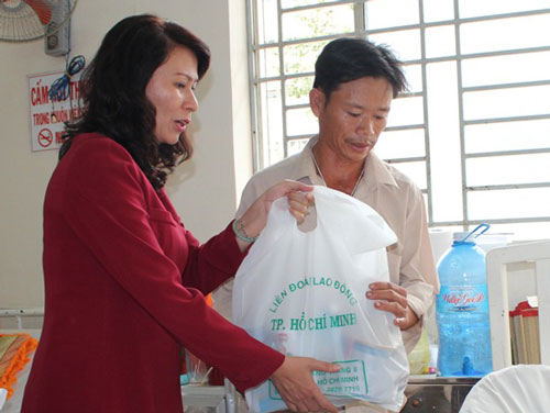Thăm công nhân bị tai nạn lao động