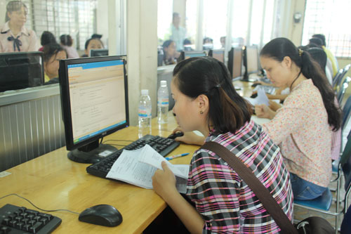 Các thí sinh tại hội thi kế toán giỏi khối hành chính sự nghiệp do LĐLĐ quận 5, TP HCM tổ chức Ảnh: NGÂN HÀ