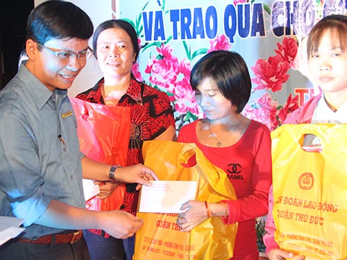 Họp mặt, tặng quà cho CNVC-LĐ khó khăn