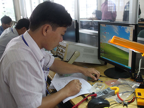 Thí sinh tham gia hội thi “Bàn tay vàng” ngành điện do LĐLĐ TP HCM tổ chức