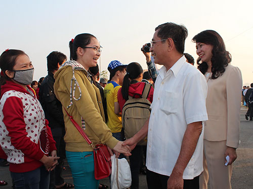 L&atilde;nh đạo Th&agrave;nh ủy v&agrave; LĐLĐ TP tiễn c&ocirc;ng nh&acirc;n về qu&ecirc; ăn Tết trong chương tr&igrave;nh &ldquo;Tấm v&eacute; nghĩa t&igrave;nh&rdquo; năm 2014