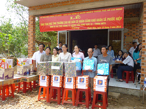 Tặng nhà cho đoàn viên khó khăn