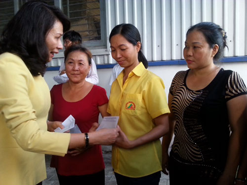 Thăm hỏi công nhân mất việc