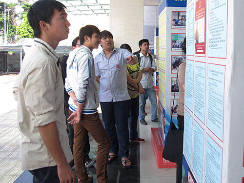 Sinh vi&ecirc;n tham gia chương tr&igrave;nh &ldquo;Việc l&agrave;m h&egrave; cho sinh vi&ecirc;n  năm 2014&rdquo;