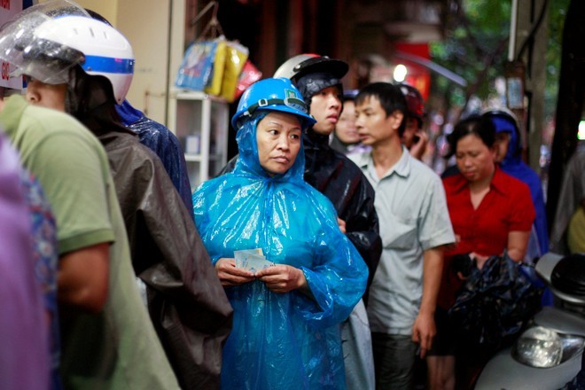 V&agrave;o mỗi m&ugrave;a Trung Thu, một số tiệm b&aacute;nh gia truyền tại H&agrave; Nội lại đ&ocirc;ng nghẹt kh&aacute;ch xếp h&agrave;ng. D&ugrave; chỉ phục vụ một v&agrave;i giờ nhất định v&agrave; hạn chế số lượng h&agrave;ng mua, nhưng kh&aacute;ch h&agrave;ng vẫn đến rất đ&ocirc;ng, thậm ch&iacute; huy động cả trẻ em để tăng lượt mua, xếp h&agrave;ng bất kể trời mưa nắng.