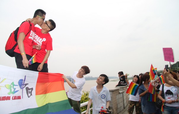 Nụ hôn đồng tính ở Trung Quốc. Ảnh: Reuters