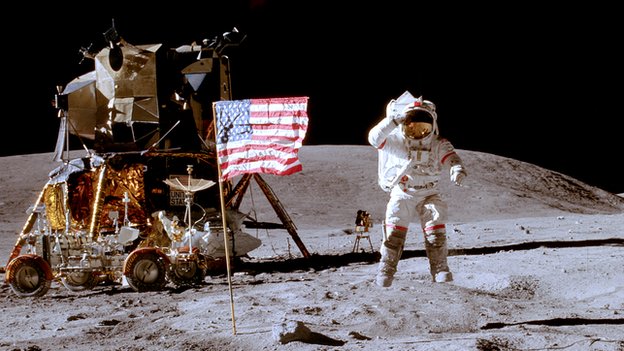 Phi h&agrave;nh gia John Young trong tư thế ch&agrave;o cờ khi chụp ảnh tại mặt trăng (chuyến phi h&agrave;ng Apollo 16)
